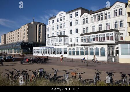 Nur wenige Menschen auf der Promenade während der Corona-Pandemie auf Borkum, Niedersachsen, Deutschland, Europa. Stockfoto