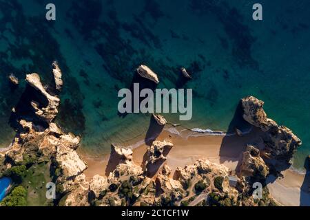 Luftaufnahme des schönen Prainha Strandes in Alvor, in der Nähe von Portimão, Algarve, Portugal. Stockfoto