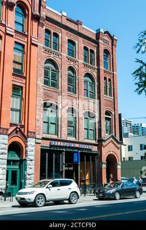 Szene von der 1st Avenue in der Nähe der Battery Street in Belltown, Seattle, Washington. Beinhaltet das Belltown Bistro, jetzt das Belltown Pub. Stockfoto