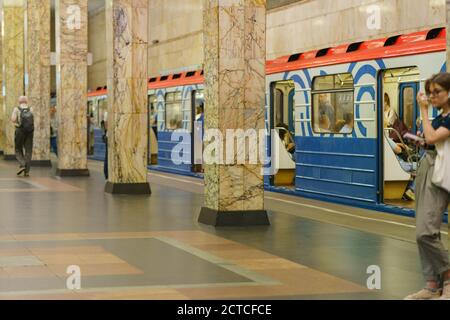 Moskau, Russland - 6. Juli 2020: Moskauer U-Bahn-Station Avtozawodskaya in der Sommerzeit. Nicht so viele Leute. Coronavirus-Pandemiezeit. Stockfoto