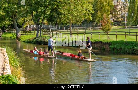 OXFORD CITY ENGLAND PUNTS UND PUNTING AUF DEM FLUSS CHERWELL NEBEN DEM BOTANISCHEN GARTEN Stockfoto