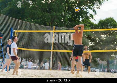 Moskau, Russland - 6. Juli 2020: Im Gorki-Park wird Beachvolleyball gespielt. Heißer Sommertag. Sport s gesunder Lebensstil. Stockfoto