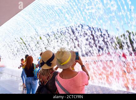 Lissabon, Lissabon, Portugal, 16. August 2020. Touristen besuchen das Ozeanium und ein Wasserfal in der Nähe © Peter Schatz / Alamy Stock Photos Stockfoto