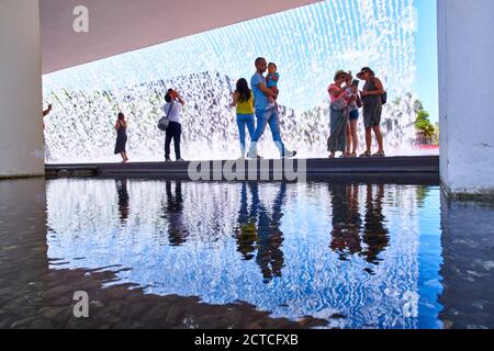 Lissabon, Lissabon, Portugal, 16. August 2020. Touristen besuchen das Ozeanium und ein Wasserfal in der Nähe © Peter Schatz / Alamy Stock Photos Stockfoto