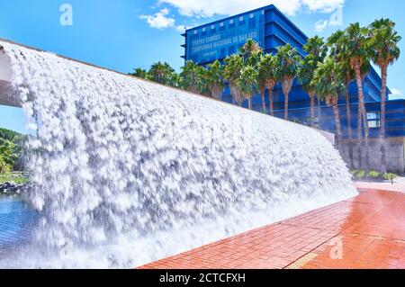 Lissabon, Lissabon, Portugal, 16. August 2020. Touristen besuchen das Ozeanium und ein Wasserfal in der Nähe © Peter Schatz / Alamy Stock Photos Stockfoto