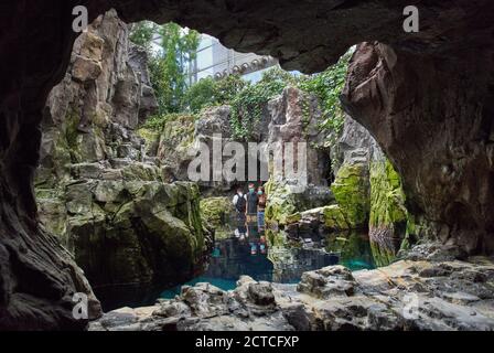 Lissabon, Lissabon, Portugal, 16. August 2020. Touristen besuchen das Ozeanium Aquarium. © Peter Schatz / Alamy Stock Photos Stockfoto