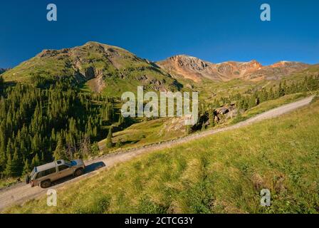 Geländewagen auf Alpine Loop in der Nähe von Cinnamon Pass, San Juan Mountains, Colorado, USA Stockfoto