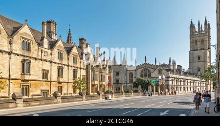 OXFORD CITY ENGLAND DIE HAUPTSTRASSE, DIE AN DER ST. EDMUND HALL VORBEISCHAUT ZUM MAGDALEN COLLEGE UND ZUM GROSSEN TURM Stockfoto