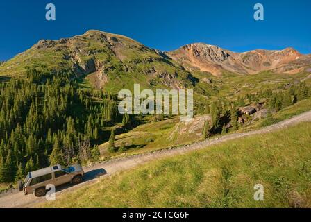 Geländewagen auf Alpine Loop in der Nähe von Cinnamon Pass, San Juan Mountains, Colorado, USA Stockfoto