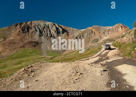 Geländewagen auf Alpine Loop in der Nähe von Cinnamon Pass, Cinnamon Mtn auf der rechten Seite, San Juan Mountains, Colorado, USA Stockfoto