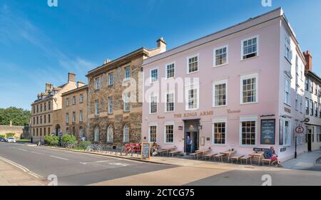 OXFORD CITY ENGLAND DIE KÖNIGE WAFFEN ÖFFENTLICHEN HAUS IN PARKS STRASSENECKE DER HOLYWELL STREET Stockfoto