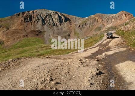 Geländewagen auf Alpine Loop in der Nähe von Cinnamon Pass, Cinnamon Mtn auf der rechten Seite, San Juan Mountains, Colorado, USA Stockfoto