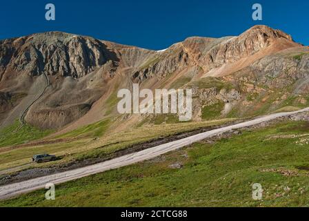 Alpine Loop in der Nähe von Cinnamon Pass, Cinnamon Mtn auf der rechten Seite, San Juan Mountains, Colorado, USA Stockfoto