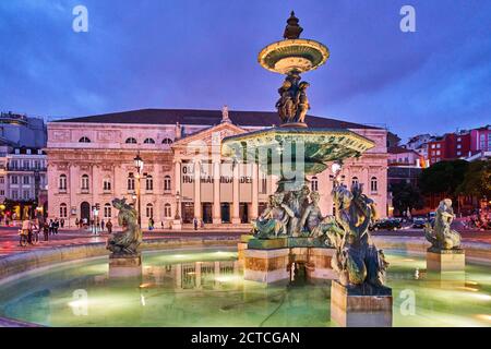 Lissabon, Lissabon, Portugal, 16. August 2020. Touristen und Einheimische besuchen die historische Altstadt mit dem Place Praca Dom Pedro und Coluna Dom Pedro und dem Nationaltheater. © Peter Schatz / Alamy Stock Photos Stockfoto