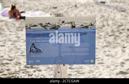 Wattenmeer Nationalpark Infotafel auf Deutsch am Strand von Borkum Insel, Friesland, Niedersachsen, Deutschland, Europa. Stockfoto