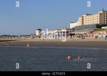 Blick auf den Strand und die Promenade von Borkum, Friesland, Niedersachsen, Deutschland, Europa. Stockfoto