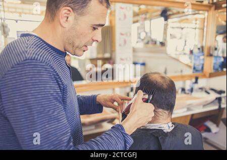 Bärtiger Mann im Friseurladen Stockfoto