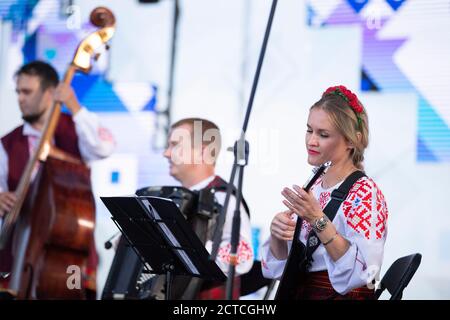 08 29 2020 Weißrussland, Ljaskowitschi. Feier in der Stadt. Frauen in nationalen slawischen Kleid spielt die Balalaika. Stockfoto