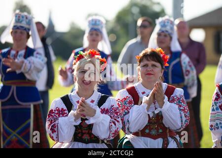 08 29 2020 Weißrussland, Ljaskowitschi. Feier in der Stadt. Frauen in nationalen slawischen Kleidern bei der Feier. Stockfoto