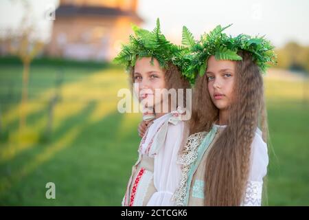 08 29 2020 Weißrussland, Ljaskowitschi. Feier in der Stadt. Mädchen in einem Kranz von Kräutern bei der Ivan Kupala Urlaub. Stockfoto