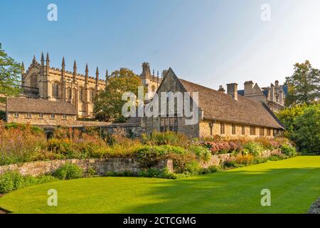 OXFORD CITY ENGLAND WAR MEMORIAL GARTEN UND BLUMEN VOR DES CHRIST CHURCH COLLEGE Stockfoto
