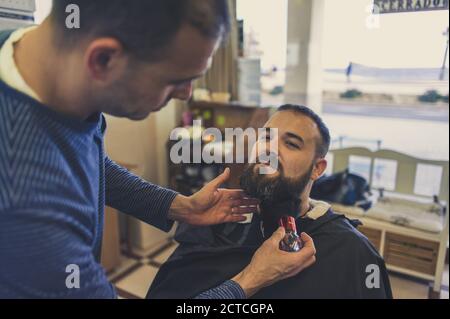 Bärtiger Mann im Friseurladen Stockfoto