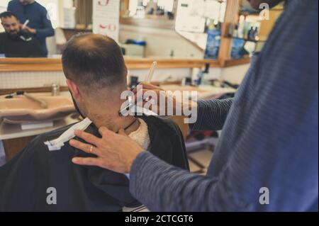 Bärtiger Mann im Friseurladen Stockfoto