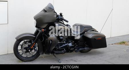 Bordeaux , Aquitaine / Frankreich - 09 20 2020 : harley davidson schwarz Fahrrad electra Road Glide Motorrad mit Logo-Zeichen auf amerikanischen Custom Motorrad Stockfoto