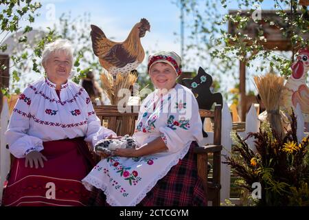 08 29 2020 Weißrussland, Ljaskowitschi. Feier in der Stadt. Ältere slawische Frauen in Nationaltracht. Stockfoto