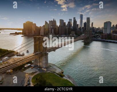 Brooklyn Bridge bei Sonnenuntergang New York City Manhattan nach Sonnenuntergang Schönes Panorama Stadtbild USA Stockfoto