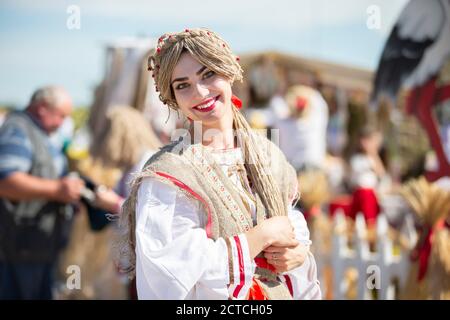 08 29 2020 Weißrussland, Ljaskowitschi. Feier in der Stadt. Slawische Frau in Nationalkleid mit Leinhaar. Stockfoto