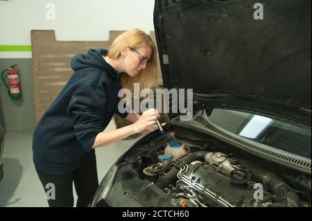 Die Reparaturwerkstatt repariert ein Auto in der Werkstatt Stockfoto