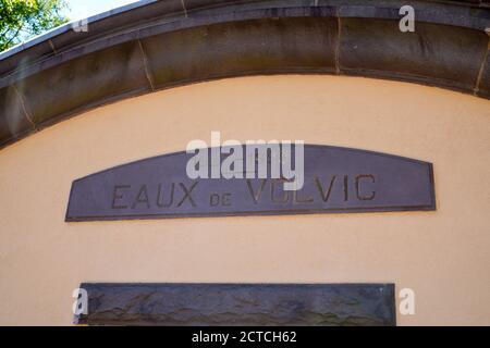 volvic , puy de Dome / Frankreich - 08 16 2020 : volvic Zeichen an der Wand des historischen Quellwasserbrunnen Stockfoto
