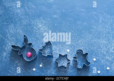 Weihnachtskonzept Backhintergrund mit Cookies Formen und Mehl Stockfoto