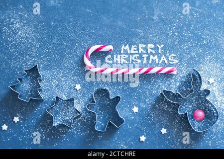 Weihnachtskonzept Backhintergrund mit Cookies Formen und Mehl Stockfoto
