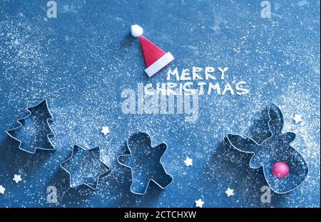 Weihnachtskonzept Backhintergrund mit Cookies Formen und Mehl Stockfoto