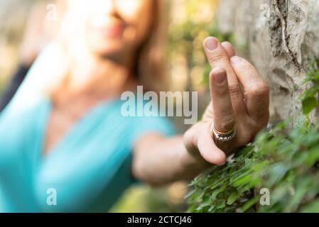 Hand gefaltet in einer Mudra einer athletischen Frau, die im Freien Yoga praktiziert. Stockfoto