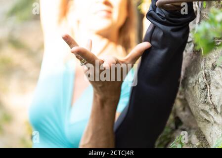 Hand gefaltet in einer Mudra einer athletischen Frau, die im Freien Yoga praktiziert. Stockfoto