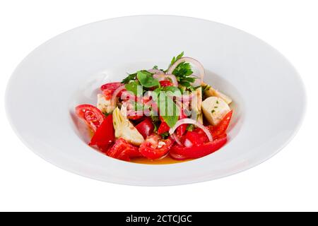 Gemüsesalat mit Tomaten, Paprika, Artischocken und Zwiebeln. Nahaufnahme. Vorderansicht. Stockfoto