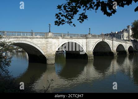 richmond Bridge, die die themse zwischen richmond und Ost-twickenham überspannt, von der twickenham-Seite im Frühherbst gesehen Stockfoto