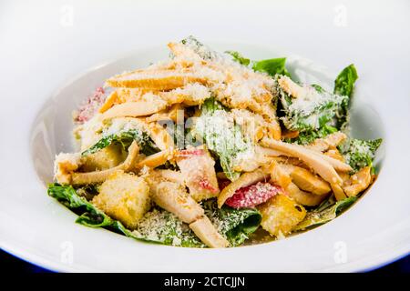 Teller mit frischem caesar Salat. Nahaufnahme auf weißem Hintergrund Stockfoto