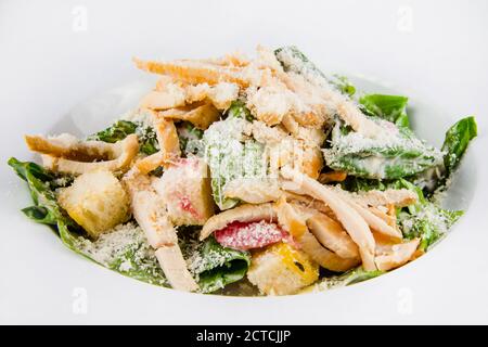 Teller mit frischem caesar Salat. Nahaufnahme auf weißem Hintergrund Stockfoto