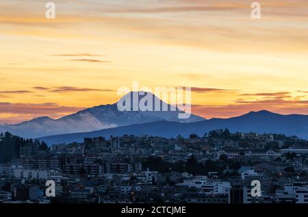 Cayambe Vulkan Sonnenaufgang und Quito Luftbild Stadtbild, Ecuador. Stockfoto