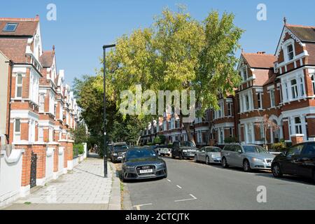 Dreistöckige Doppelhaushälften aus edwardian säumen eine Straße in chiswick, london, england Stockfoto