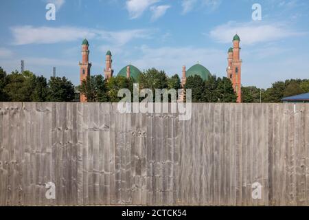 Bradford Park Avenue Cricket Ground Ansicht der Al-Jamia Suffa-Tul-Islam Grand Mosque (Bradford Grand Mosque) Horton Park Ave, Bradford BD5 0LD Stockfoto