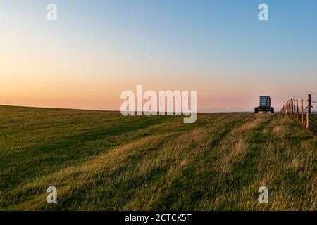 Blick auf das Farmland am Firle Beacon bei Sonnenuntergang Stockfoto