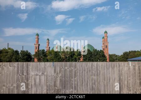 Bradford Park Avenue Cricket Ground Ansicht der Al-Jamia Suffa-Tul-Islam Grand Mosque (Bradford Grand Mosque) Horton Park Ave, Bradford BD5 0LD Stockfoto