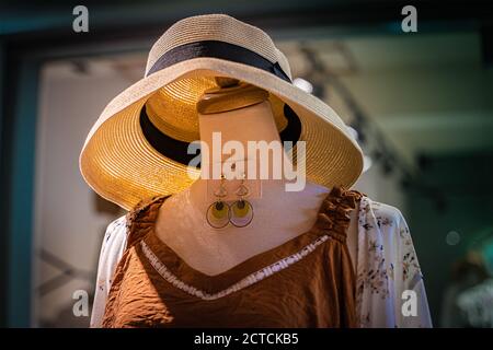 Ein Modell ohne Kopf in neuem Kleid und Hut in einem Kleiderladen in der Tainan Straße. Stockfoto