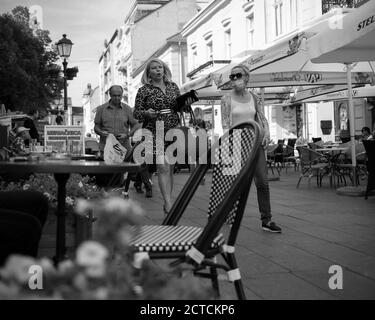 Belgrad, Serbien, 17. Sep 2020: Fußgänger gehen die Gospodska Straße in Zemun entlang (s/w) Stockfoto