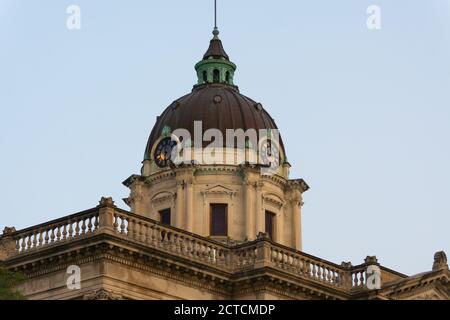 Das Old McLean County Courthouse, wenn die Sonne in der Stadt aufgeht. Bloomington, Illinois, USA Stockfoto